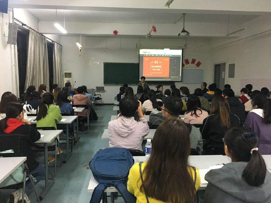 191022太阳城
领导班子带领大家收看榜样四.JPG